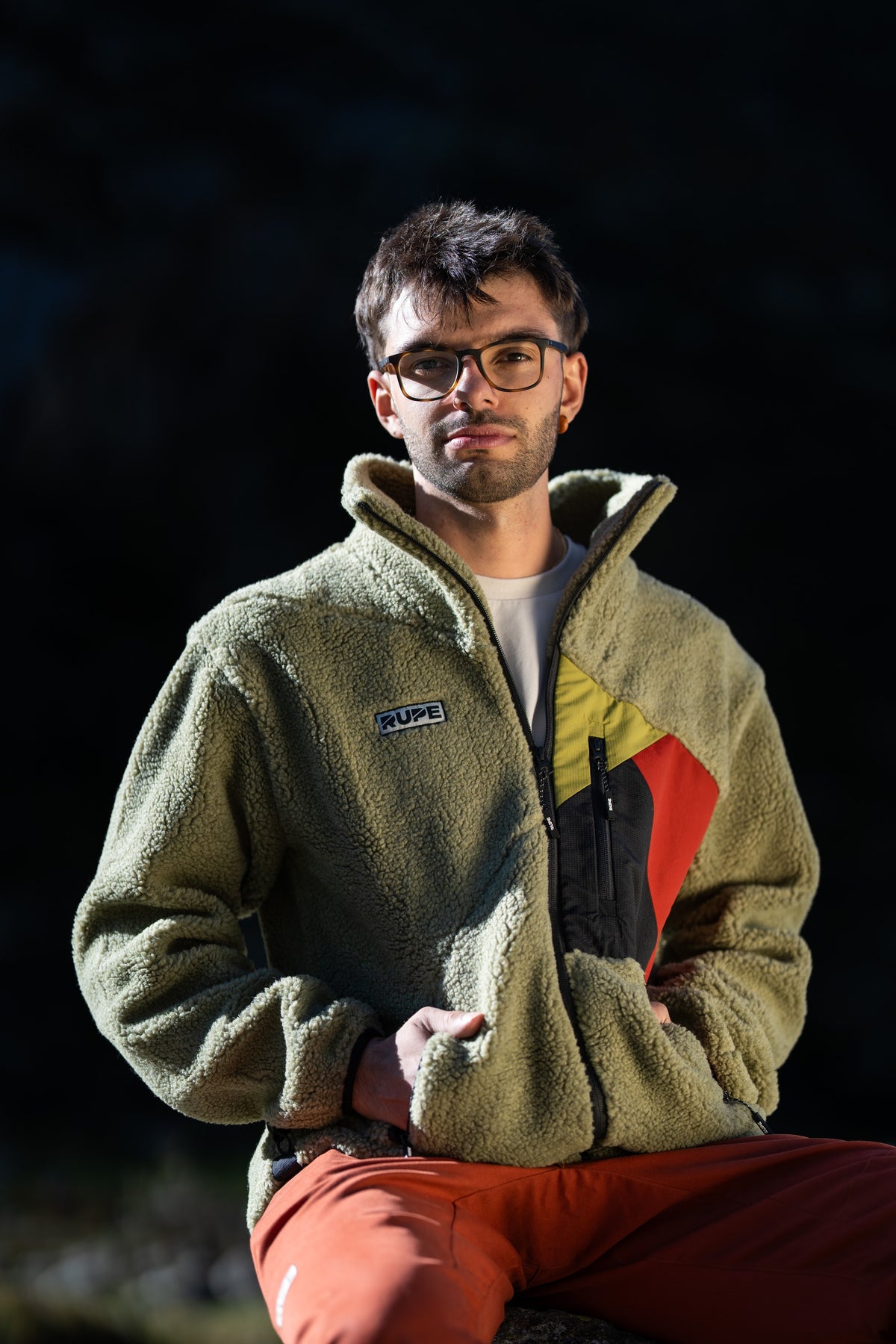 FW26-101 Yeti 2.0 Greenwich + Pirenei Rust (uomo serale frontale seduto)