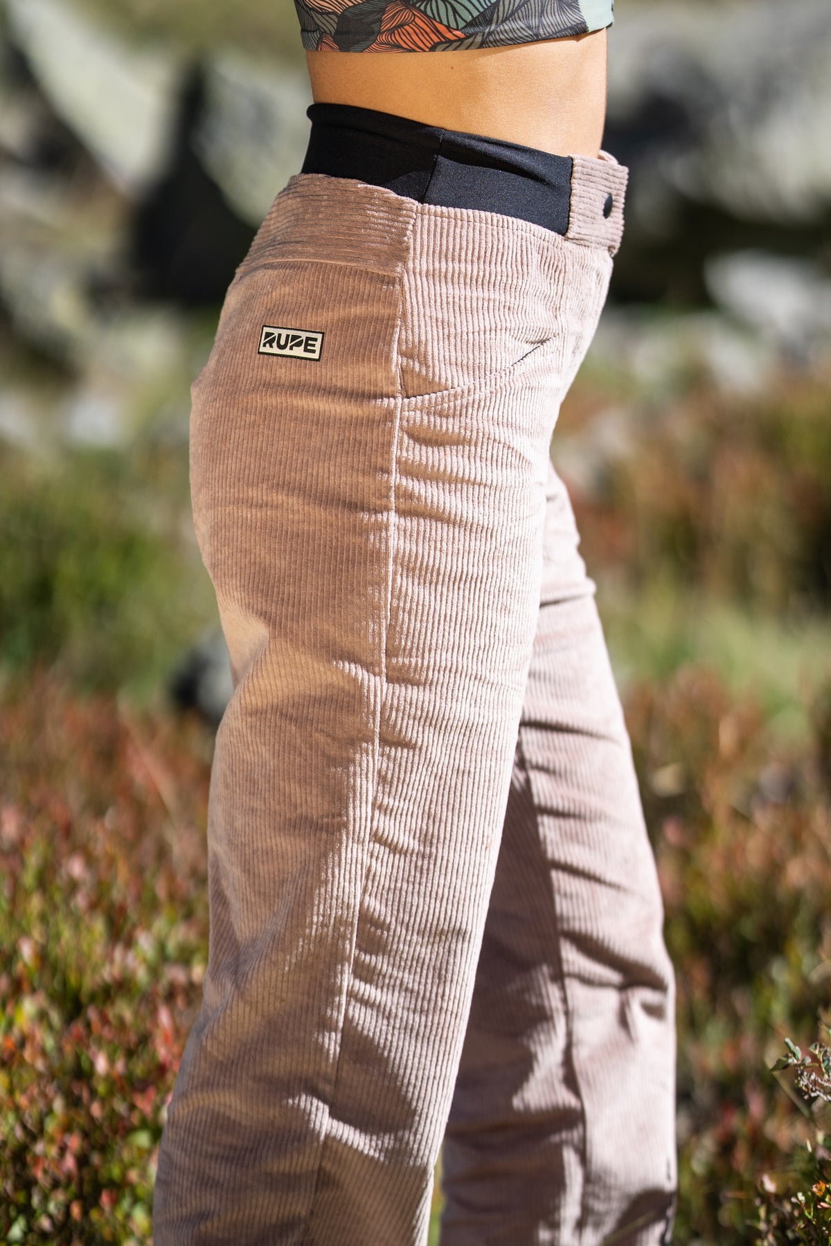 FW26-032 RILA Taupe (dettaglio pantalone laterale)