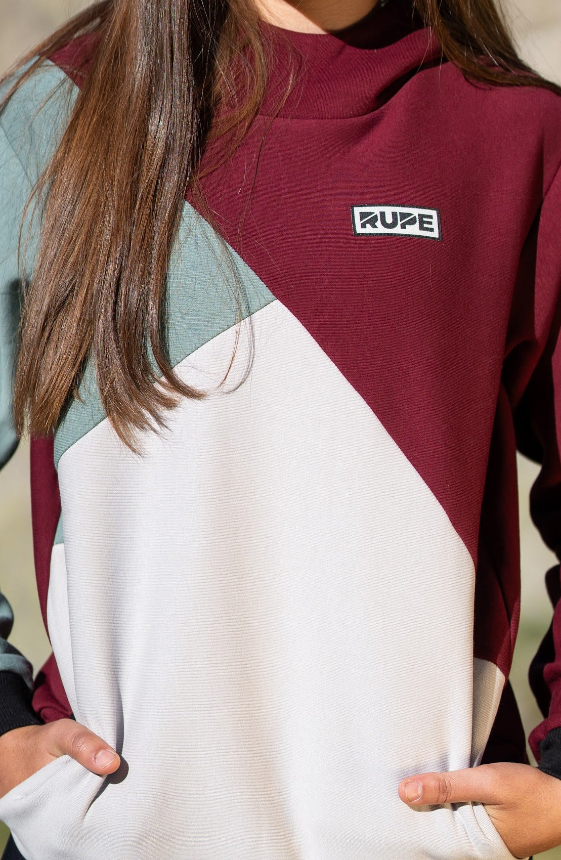 FW26-103 DIHEDRAL Plum + leggings neri (donna frontale sorridente)