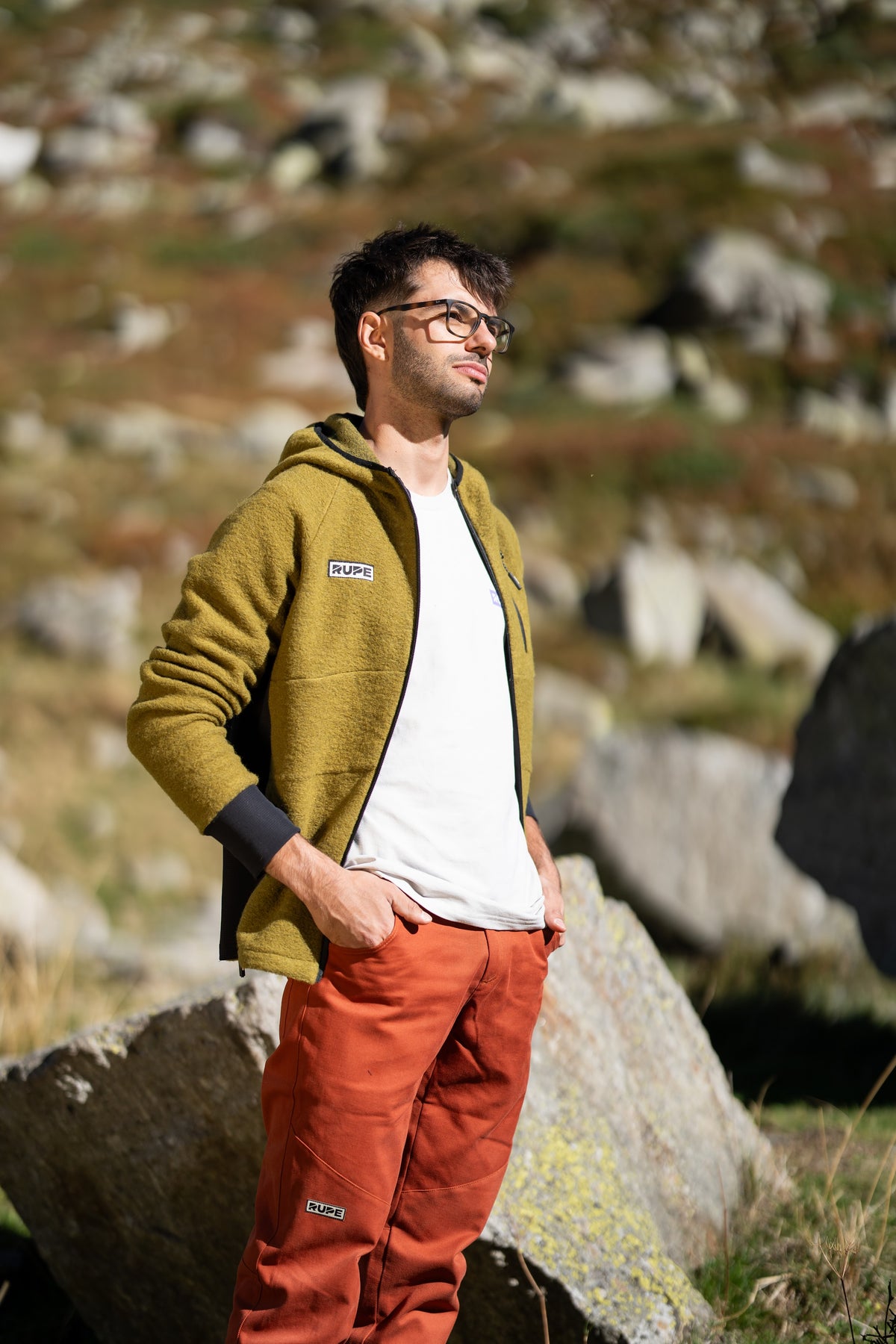 FW26-078 Summit Olive aperta + TEE bianca + Pirenei Rust (uomo in piedi, profilo)