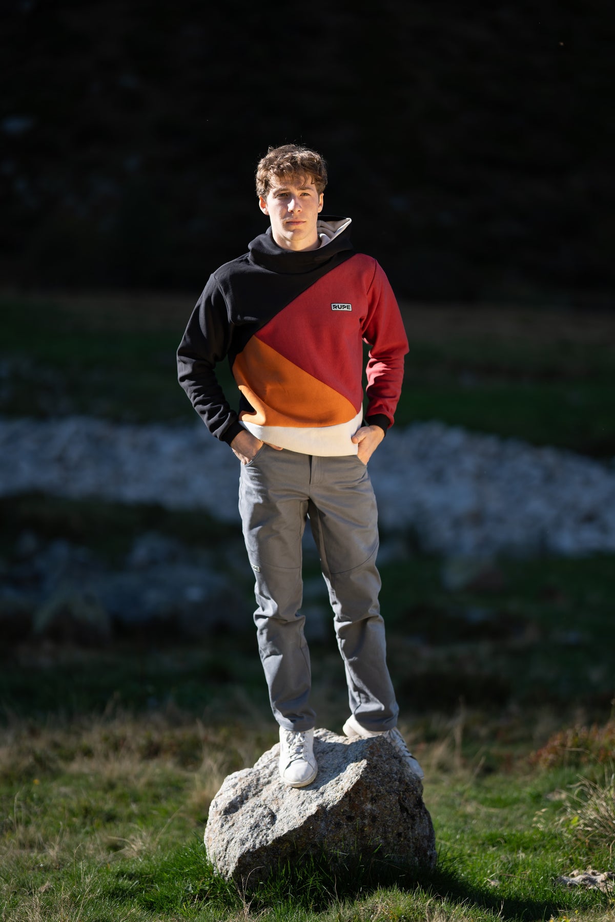 FW26-117 BLOCK Diablo + pantalone grigio (uomo in piedi sul masso, figura intera serale)