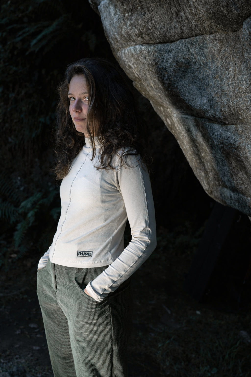 Pantalone Velluto Donna RILA - Verde Chiaro - Vista nella natura - Rupe Clothing