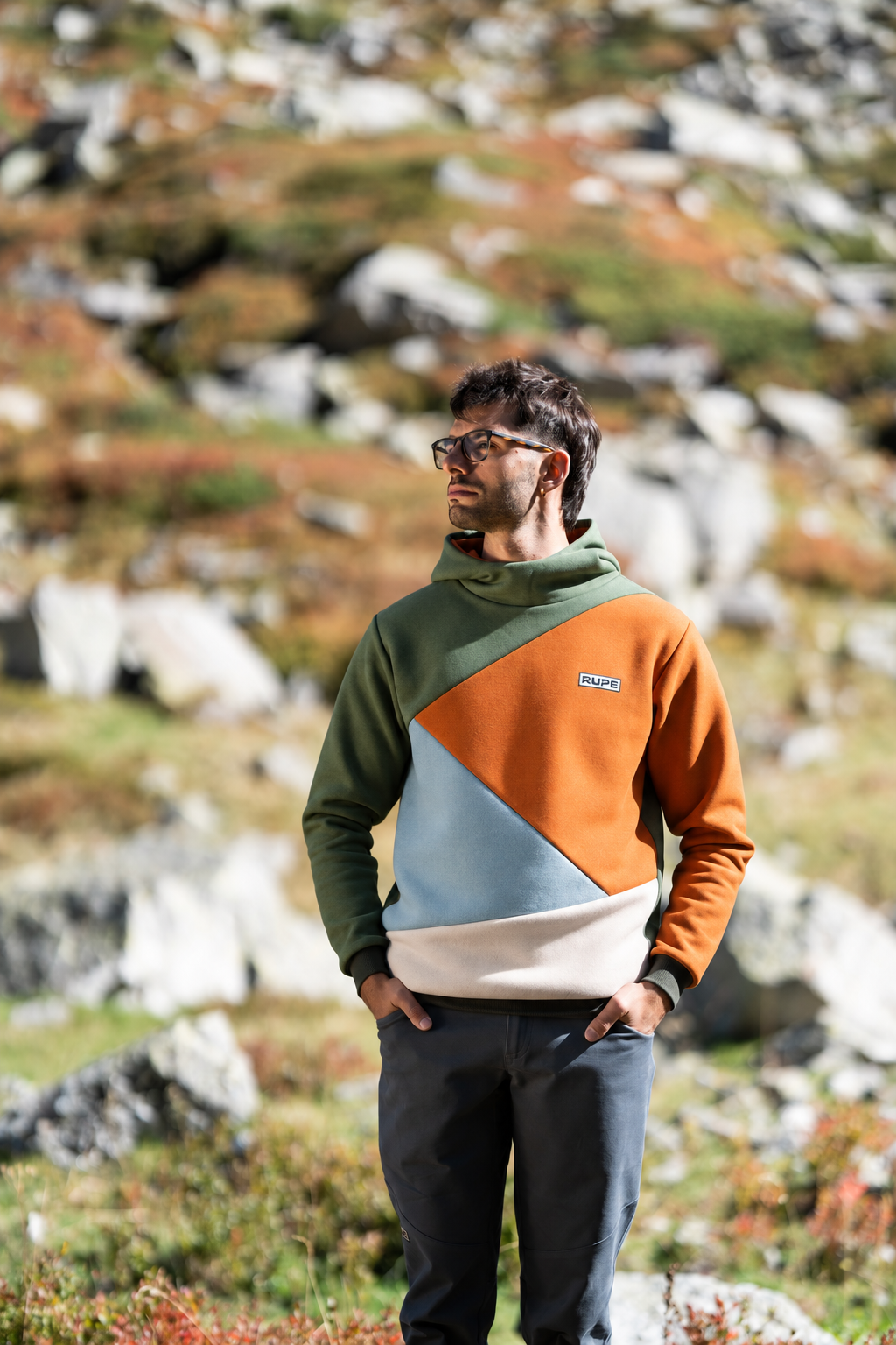 FW26-040 BLOCK Zenit + Himalaya Grey (uomo che prova una presa sorridendo)