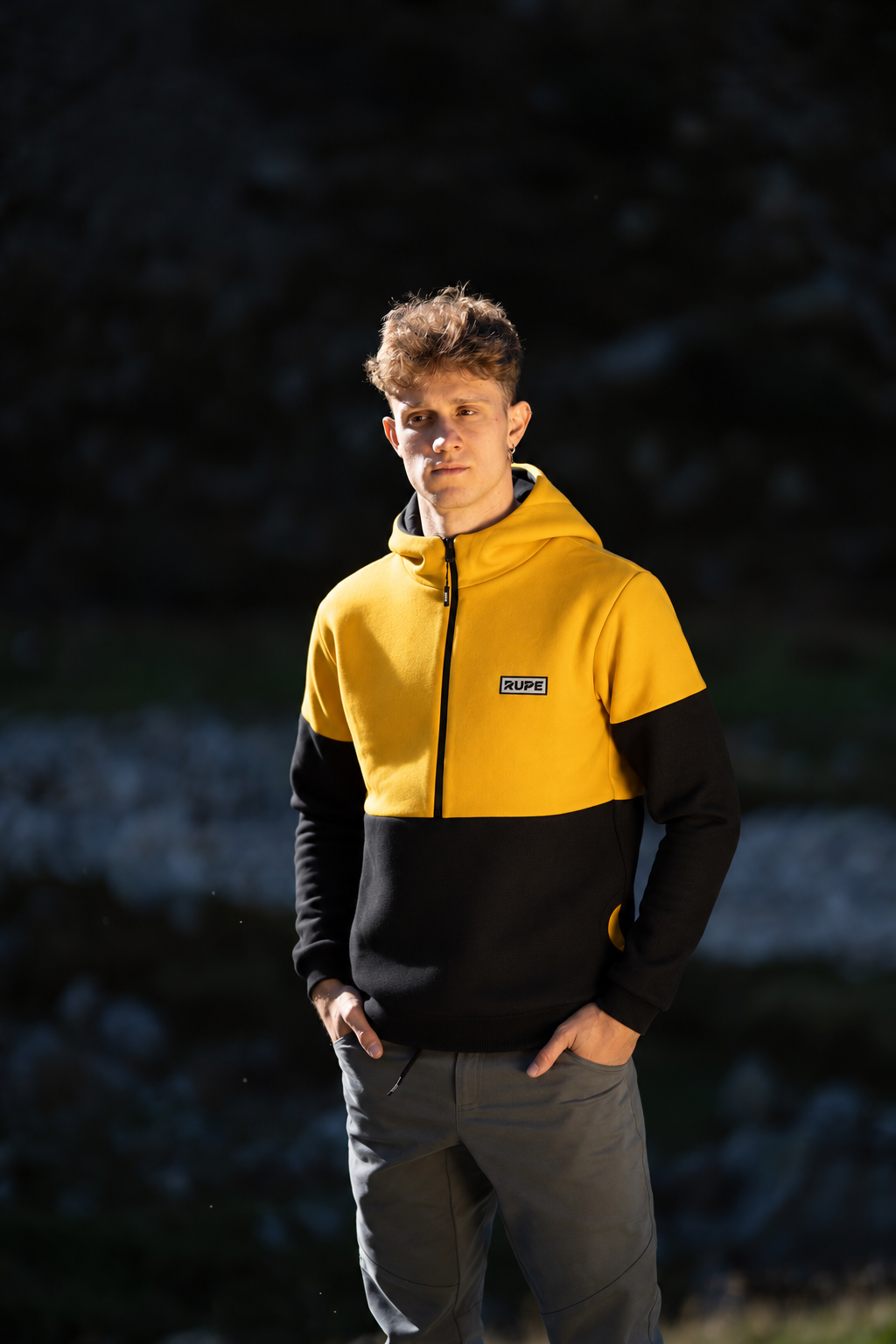 FW26 Pitch Bee - felpa mezza zip con cappuccio indossata - Rupe Clothing