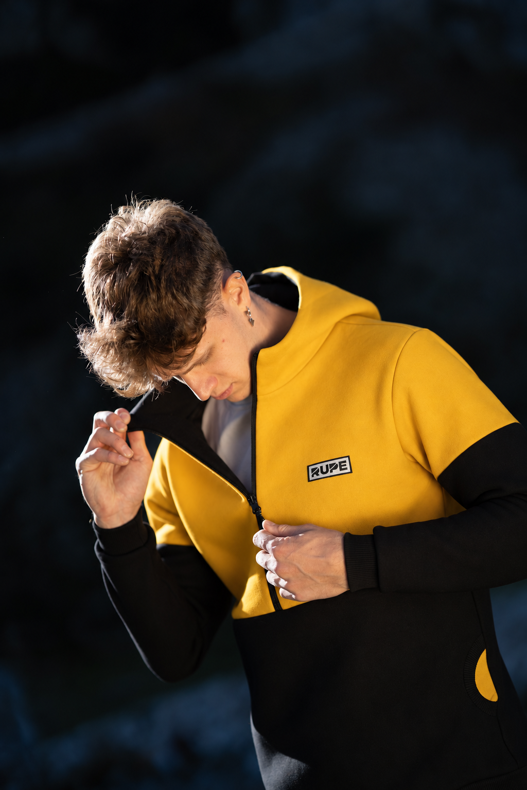 FW26 Pitch Bee - felpa mezza zip con cappuccio indossata, seconda vista - Rupe Clothing