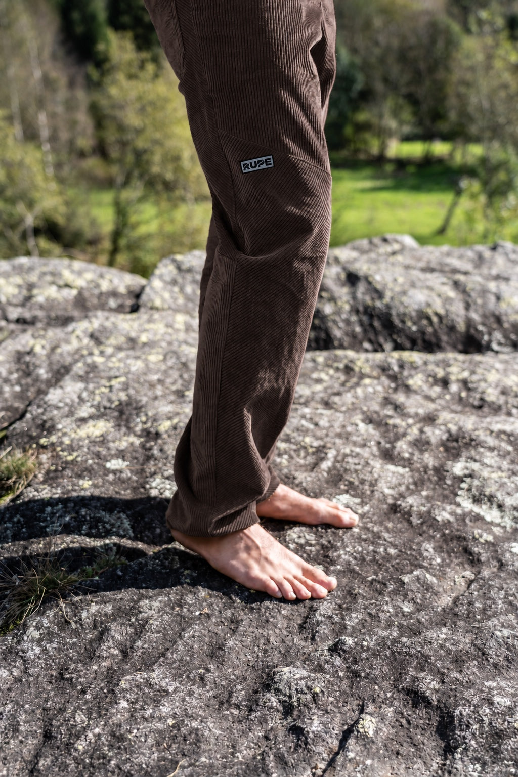 Himalaya Dark Brown indossato - dettaglio gamba su roccia - Rupe Clothing