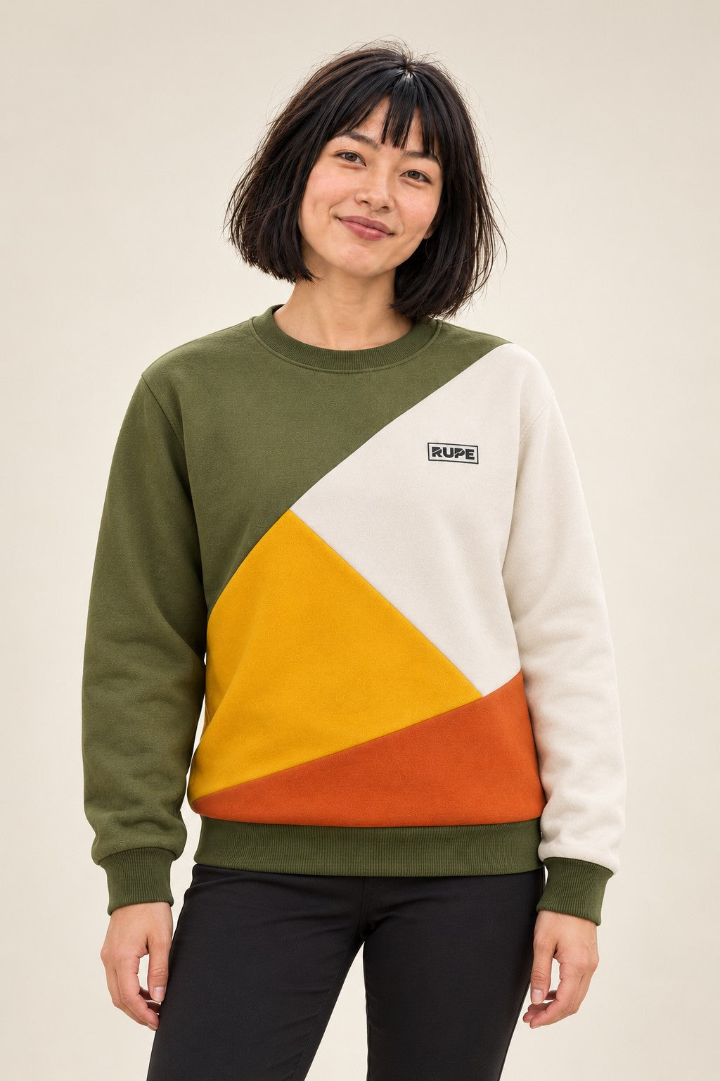 Felpa girocollo CAVE Earthy a 4 colori indossata da donna - fronte - Rupe Clothing