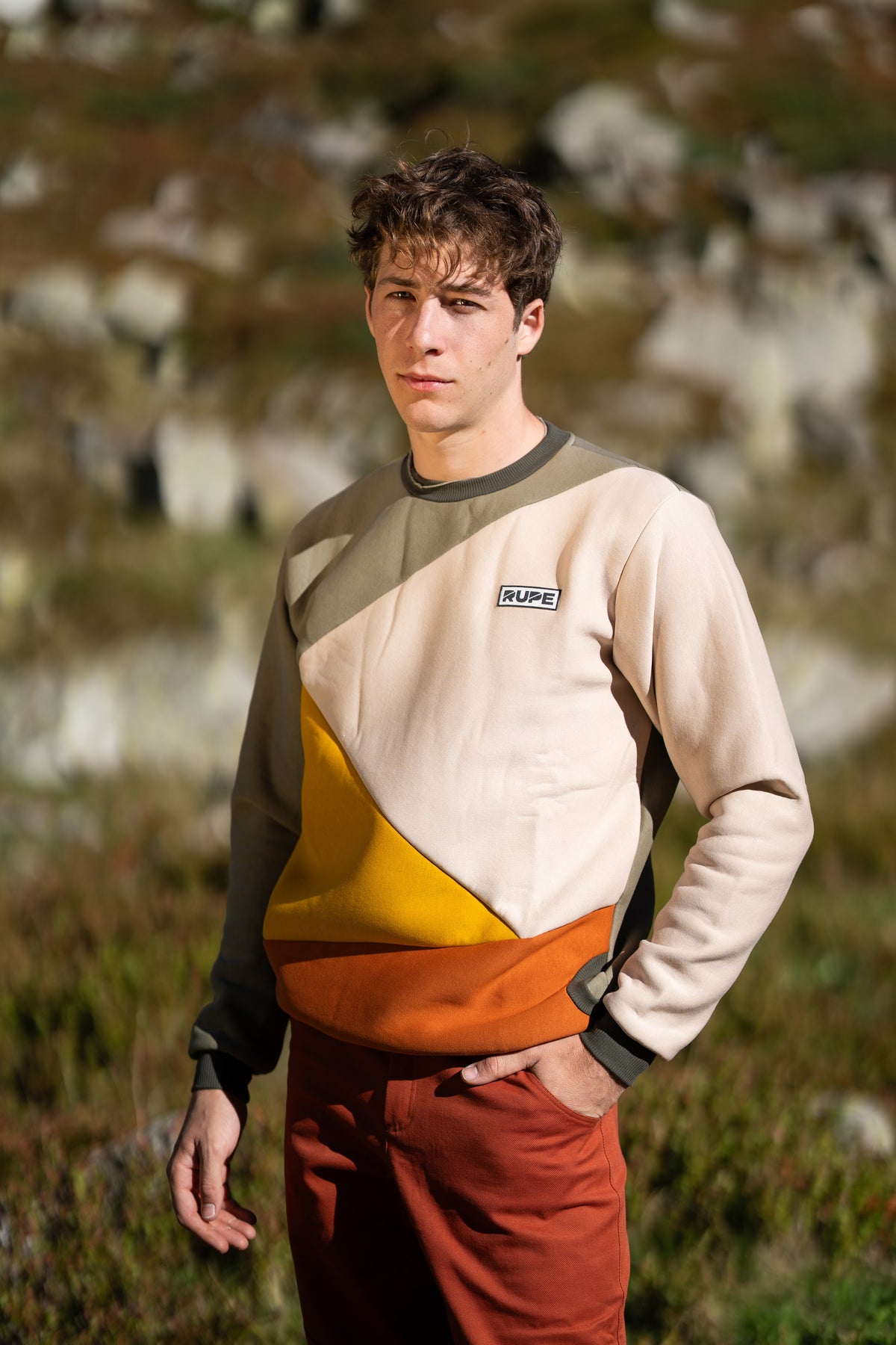 FW26-099 Cave Earthy + Pirenei Rust (uomo ritratto frontale)