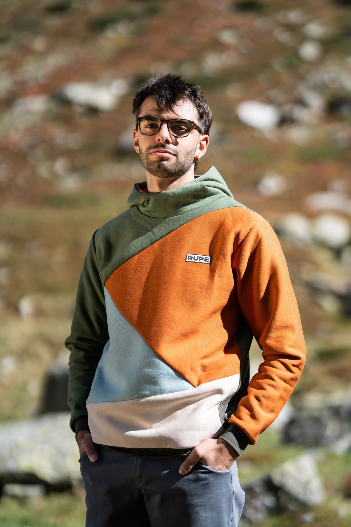 FW26-012 BLOCK Zenit + Himalaya Grey (uomo frontale mani in tasca)