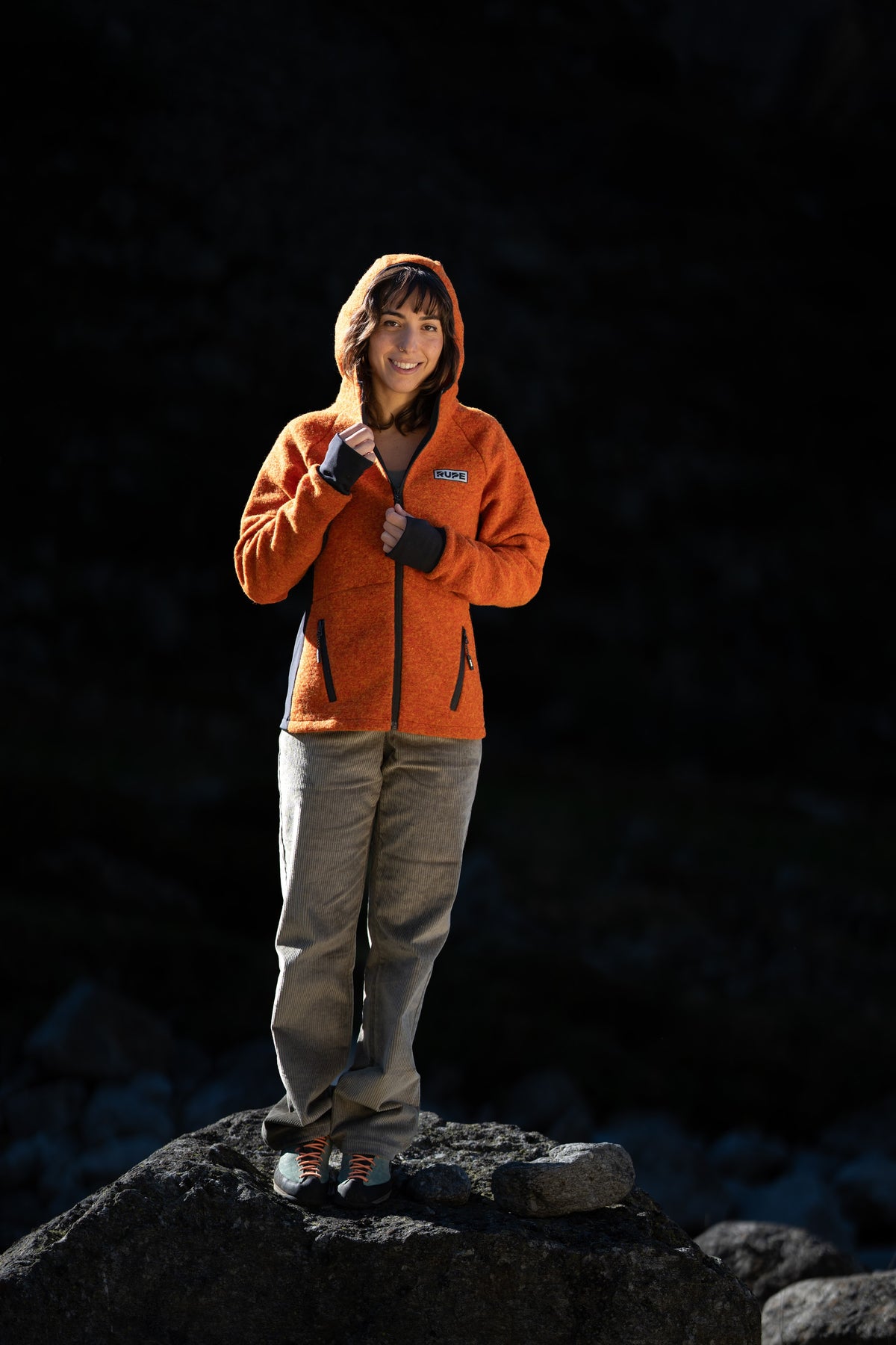 FW26-106 Peak Copper (donna serale col cappuccio, figura intera)