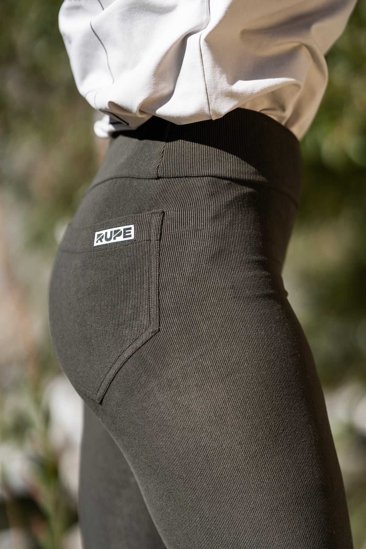 FW26-025 Grip Army Green (dettaglio retro tasca logo)