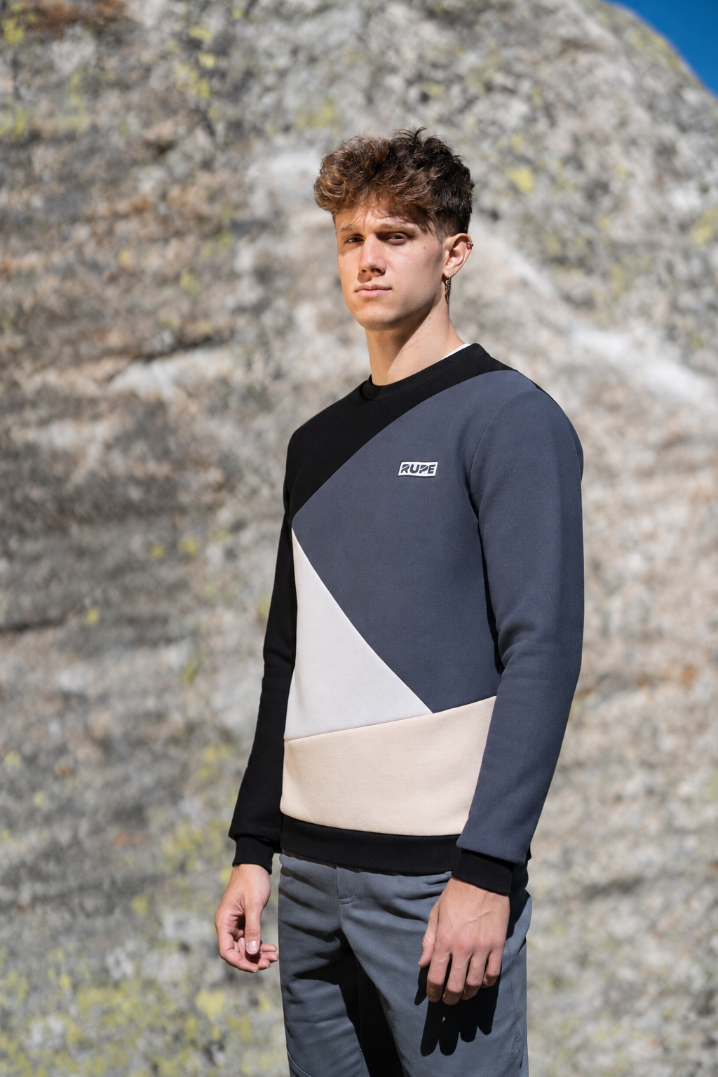 FW26-006 Cave Stone + Pirenei Grey (uomo frontale felpa girocollo)