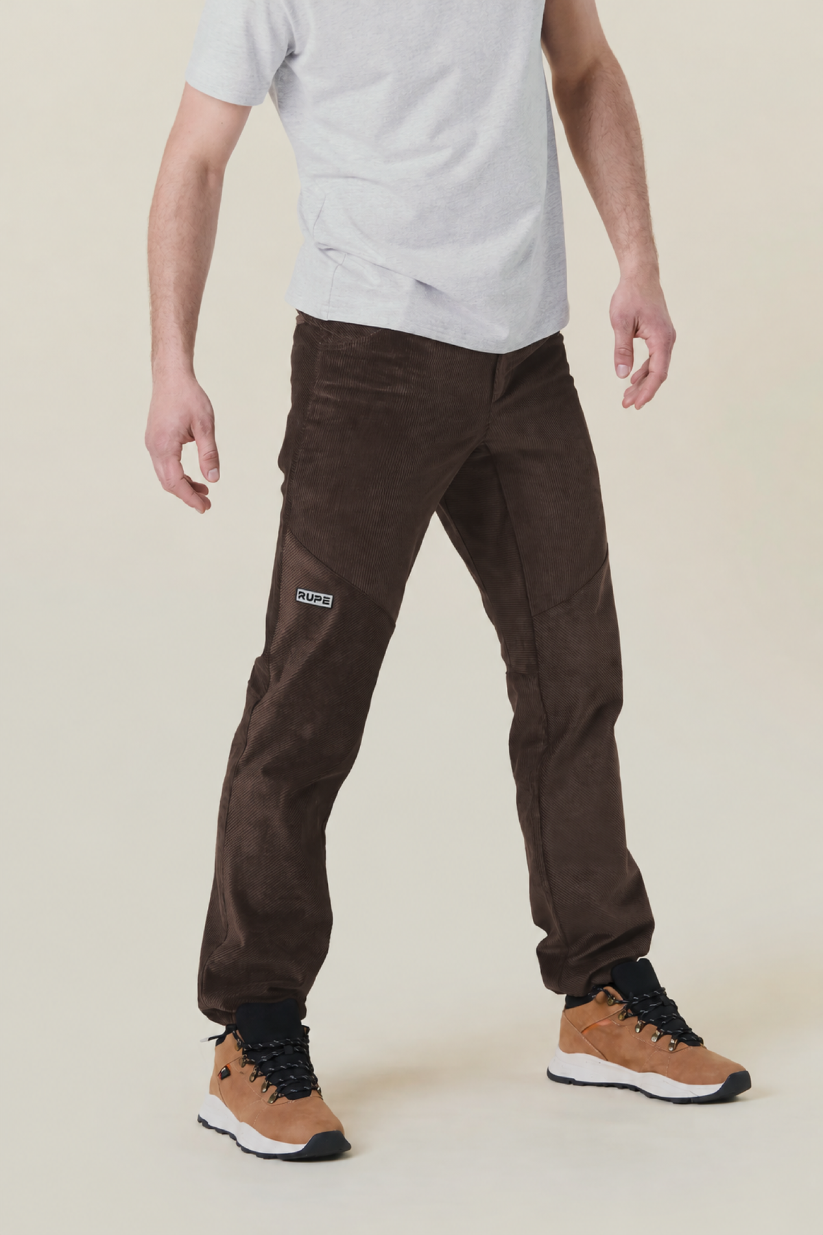 Himalaya Dark Brown indossato - uomo di profilo in camminata - Rupe Clothing