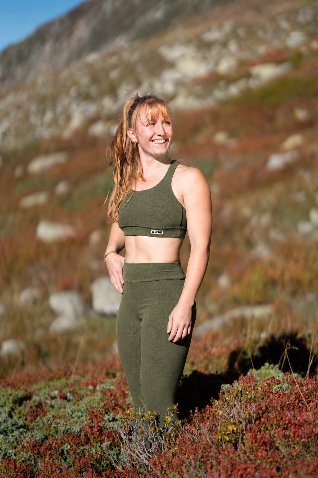 Completo Core + Grip Army Green indossato - donna frontale sorridente - Rupe Clothing
