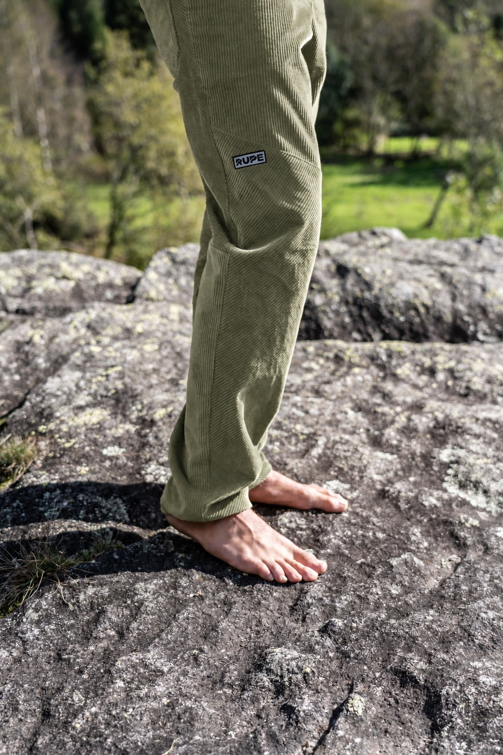 Himalaya Olive indossato - dettaglio gamba su roccia - Rupe Clothing