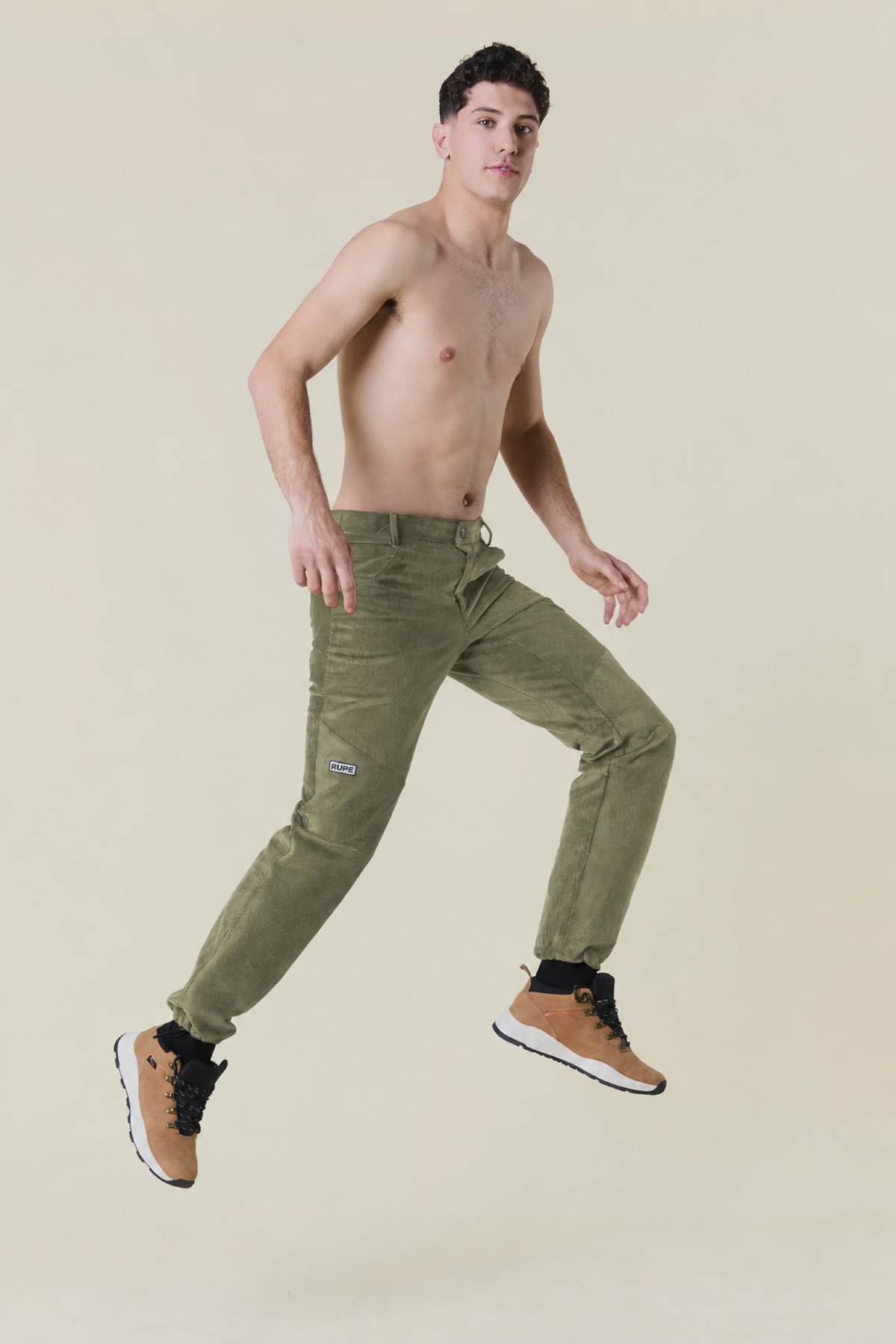 Himalaya Olive indossato - uomo in movimento su un passo di arrampicata - Rupe Clothing