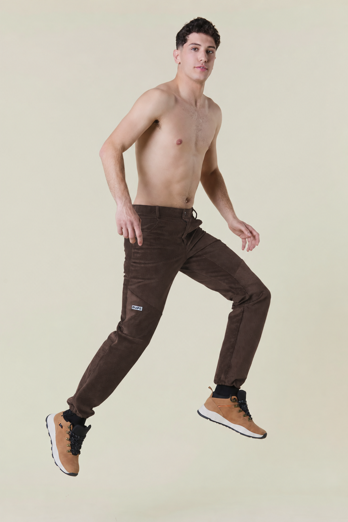 Himalaya Dark Brown indossato - uomo in movimento su un passo di arrampicata - Rupe Clothing