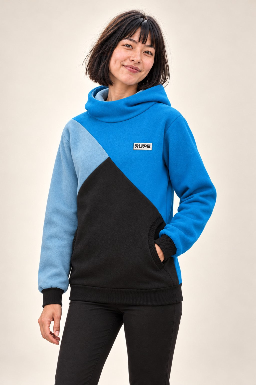 Felpa con cappuccio tre colori Abiss indossata da donna - tre quarti con tasche - Rupe Clothing