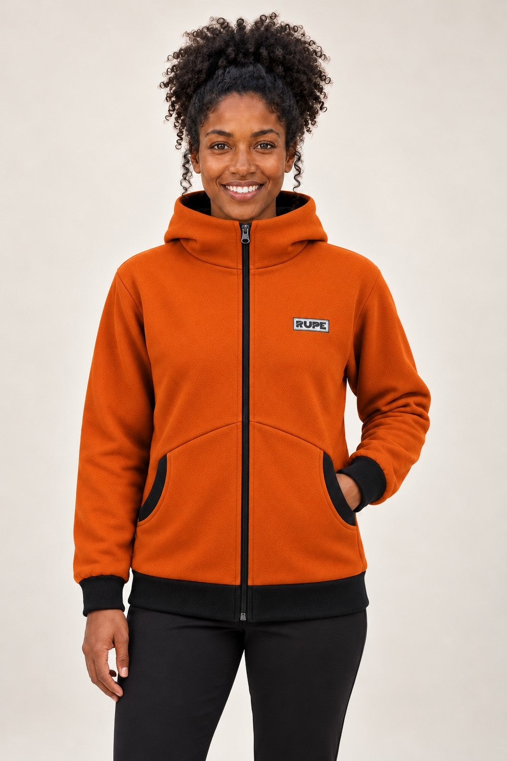 Felpa con zip intera e cappuccio CRACK Cognac indossata da donna - fronte - Rupe Clothing