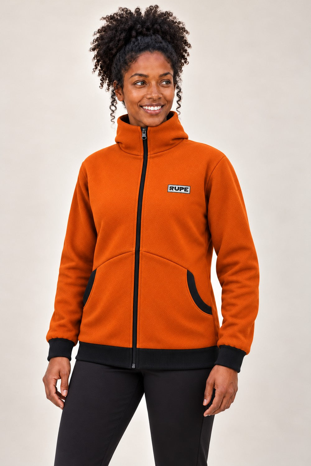 Felpa con zip intera e cappuccio CRACK Cognac indossata da donna - tre quarti con tasche - Rupe Clothing